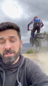 Quand Greg Gilson débarque à 90 km/h sur sa Honda 125 XLS au Maroc, ça ne  rigole pas ! 😱 En plein tournage à Ourika, il passe à seulement 15 cm de  ma tête avant de faire un saut incroyable de 25 ...