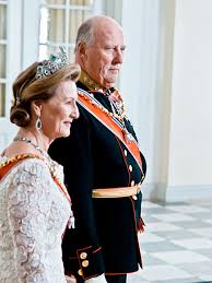 Se og hørs kongehusekspert anders johan stavseng forteller at kong harald i går var på plass sammen med både dronning sonja (83) og. Hva Gjor Dronningen Det Norske Kongehus