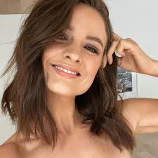 Laura Henshaw: Makeup-free selfie highlights reality of changing skin