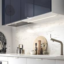 Cocinas Pequenas Ideas Para Aprovechar El Espacio In 2020 White Ikea Kitchen Ikea Blue White Kitchens