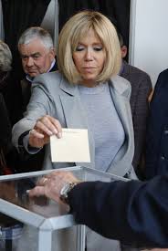 Ο εμανουέλ μακρόν δεν είναι ο πρώτο πολιτικό στη γαλλία που δέχεται επίθεση υπό την εν λόγο ιαχή. Poia Einai H Kata 25 Xronia Megalyterh Syzygos Toy Emanoyel Makron