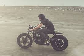 Eko merancang bodi motor seperti fairing, tangki dan hornet sesuai konsep cafe racer full fairing. Cara Custom Motor Klasik