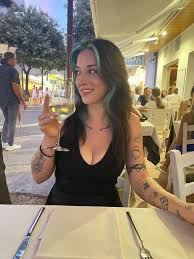 Necesito un novio. No me importa si eres pobre o rico. Necesito amor, no  💴💰🙄