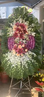 Lẵng hoa, vòng hoa chia buồn màu trắng tím