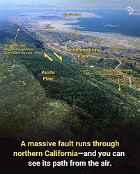 A massive fault runs through northern California—and you can see its path  from the air.😮 From the window of a flight over the San Francisco Bay area,  it might look like nothing