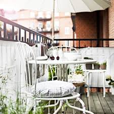 Roombeez » mach deinen balkon zum lieblingsplatz ideen für kleine und schmale balkone mit und ohne pflanzen günstige deko viele bilder.möbel oder ein boden aus holz machen deinen balkon besonders wohnlich. Balkon Gestalten Ideen Tipps Fur Jeden Balkon Living At Home