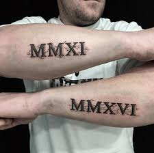 Otros diseños de numeros romanos en tatuajes, son los coloridos, hay obras que llevan color y parten de una obra de la nueva escuela o de las nuevas técnicas en acuarela, los números romanos suelen ser en negro, esto les mayor seriedad y conceptualización. Los Estilos Y Los Significados De Los Tatuajes Modaellos Com
