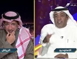 ظهر الإعلامي الرياضي وليد الفراج، متأثراً للغاية خلال مراسم تشييع جثمان، صديقه الإعلامي الرياضي الراحل، عادل التويجري الذي وافته المنية أمس (السبت) جراء أزمة قلبية. ÙˆÙ„ÙŠØ¯ Ø§Ù„ÙØ±Ø§Ø¬ Ø§Ù„Ø®Ù„ÙŠØ¬ Ø£ÙˆÙ†Ù„Ø§ÙŠÙ†