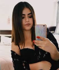 Pin By Priscilla Ter Voert On Cabello Castano Con Reflejos Rubios In 2020 Shirt Hair Selena Gomez Short Hair Selena Gomez Hair