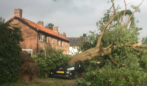 In het utrechtse leersum zijn vrijdag negen mensen gewond geraakt als gevolg van noodweer. W2szvl1ezhkyhm