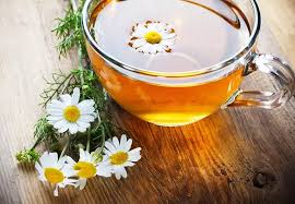 Minum teh chamomile dipercaya membuat kita rileks yang menjadikan tidur akan lebih mudah dan nyenyak. 13 Manfaat Minum Teh Chamomile Untuk Kesehatan Dan Kecantikan
