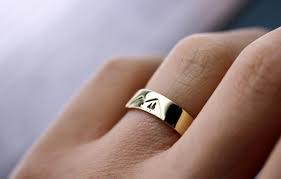 Acest inel se poartă pe inelarul drept după logodnă şi pe inelarul stâng după căsătorie. Ce Se Spune CÄƒ Nu Trebuie SÄƒ FaceÈ›i NiciodatÄƒ Cu Verighetele Voastre Ea Md