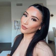 Haley Bowles's Instagram, Twitter & Facebook