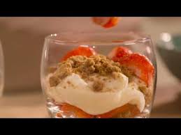 Is Een Glas Voor Jou Halfleeg Of Halfvol Deze Glaasjes Zijn In Ieder Geval In Een Oogwenk Leger Dan Leeg Luchtige Aardbeien Tiramisu Voedsel Ideeen Aardbeien