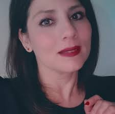 Un sencillo corte en la punta del platano o banana hará que parezca un  delfin. Una buena idea para buffets de frutas, postres o centros de mesa.