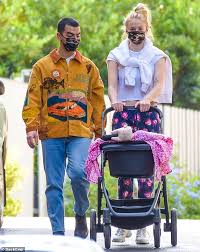 Joe took to twitter to congratulate game of thrones actors after the series finale on sunday. Joe Jonas And Sophie Turner Spend Some Quality Time Together While Taking Their Daughter For A Walk Aktuelle Boulevard Nachrichten Und Fotogalerien Zu Stars Sternchen