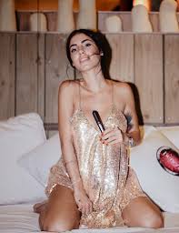 Fa sol lam dove il cammino è deserto, il deserto è confine, fa sol lam calda la luce degli occhi ti guiderà. Il Vestito Di Giulia De Lellis Che Incanta Giorgia S Closet
