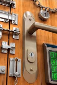 تثبيت أقفال الأبواب 54 صورة يتم وضع القفل في شرفة بلاستيكية زجاج باب منزلق ومفصل بأيديكم