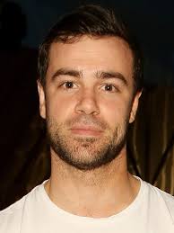 Kim daha yakışıklı emin değilim. Oyundaki Clive mı yoksa sesinin  arkasındaki adam Bay Ben Starr mı! : r/FFXVI