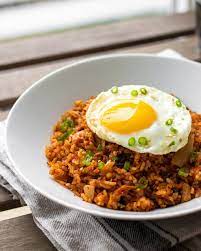 Terakhir jika sudah enak rasa nasinya, bisa menggoreng telur untuk disantap bersama nasi goreng dan ditambah abon rumput laut diatasnya. Kimchi Fried Rice Kimchi Bokkeumbap Recipe Kimchi Fried Rice Fried Rice Vegetarian Meal Prep