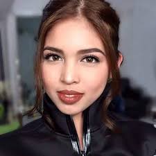 Ella Reyes (@_ellareyes)