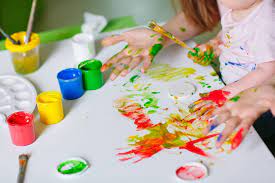 vingerverf baby ideeen en voorbeelden verven met baby en tips veilige eetbare verf mamaliefde baby peuters creatief
