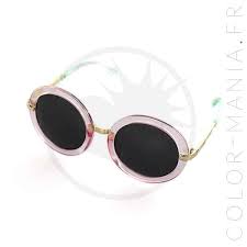 Avec quoi porter des lunettes très voyantes ? Lunettes De Soleil Rondes Oversize Rose Transparent Color Mania