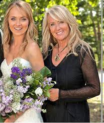 So while once again i don't have any updates either way on season 14 of heartland, this week i'll share my favourite 20 photos of amber marshall from the past. A Beautiful Picture Of Amber And Her Mom On Amber S Wedding Day Amber Marshall Wedding Amber Marshall Wedding Dresses