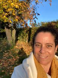 תפסתי לי רגע שמשי באיזו פינה מוצהבת שתתאים לצעיף ולרוח התקופה. הפער בין  השמש לצל הוא גדול מאוד ומתחיל להיות לי כבר קר מידי! נשאר לי עוד יום אחד כאן  בגן העדן