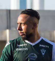 Imágenes de tradicionales lugares de valparaíso, como el reloj turri y los ascensores de los cerros porteños, entre otros postales se enmarcará con la nueva camiseta 2021 que usará santiago wanderers de valparaíso en la temporada del torneo de primera división en el presente año. Bernardo Cerezo Wikipedia La Enciclopedia Libre