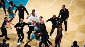 Pistons x Hornets termina em confusão generalizada após 'tapa na cara' em quadra