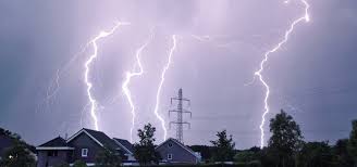Mooie gekleurde blikseminslag op het telefoonscherm. Wat Te Doen Bij Onweer