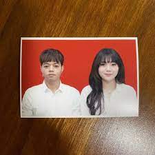 Background foto merah, menggunakan kode warna #db1514. Curi Perhatian Ini 10 Pas Foto Formal Di Buku Nikah Artis