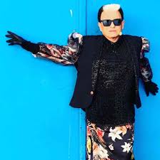 The lyricist of hello darling how are you?, entrusted to iva zanicchi, chocolate ice cream sung by pupo e the important thing is to finish e still still still, both played by. Cristiano Malgioglio L Avete Mai Visto Senza Occhiali Perche Porta Sempre Gli Occhiali Puglia24news It