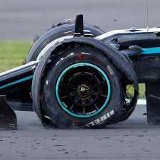 Der große preis von aserbaidschan wird von platzenden reifen entschieden. Formel 1 Pirelli Erklart Defekte Reifen Nach Silverstone Rennen