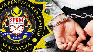 Bahawa kamu pada 18/07/2015, jam lebih kurang 10.30 malam, bertempat di restoran arsad, no 64, jalan mangga 1, taman kota jaya dalam daerah kota tinggi, dalam negeri johor, sebagai seorang ejen kerajaan malaysia iaitu sarjan pentadbiran balai yang bertugas di balai polis kota tinggi telah secara rasuah memperoleh untuk diri kamu satu suapan iaitu wang tunai sebanyak rm2,000.00 daripada mohd fairus bin norani, sebagai dorongan bagi melakukan suatu perbuatan yang berhubung dengan hal ehwal. Hukuman Sebat Bagi Pesalah Rasuah