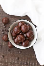 Protein Balls Eiweissballchen Selber Machen Proteinballchen Mit Schokoladenchips In 2020 Kochen Und Geniessen Lebensmittel Essen Energiehappen