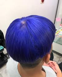 クールなメンズのパープルヘア ホワイトブリーチで２回しっかり抜いたベースにオリジナルブレンドの青紫で際立つヘアスタイルに カットもしてガッツリ刈り上げ カットだけのご利用もお待ちしてます ストロベリーロックス ヘアカラー専門店 ヘアカラー ヘア