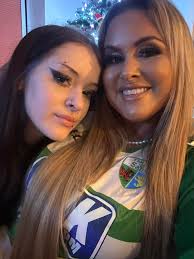 Elle Dean's Instagram, Twitter & Facebook