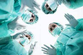 Tetapi individu yang berusia 12 tahun dan mempunyai kad pengenalan akan dirawat di wad pesakit dewasa jika mendapatkan rawatan di klinik kerajaan. Kerjaya Doktor Pakar Bedah