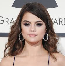 The longer hair will typically taper as it moves away from the forehead. 30 Awesome Hairstyles To Hide That Big Forehead