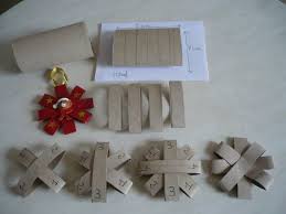 Pour ce bricolage, la peinture se fait essentiellement à l'éponge: Les P Tites Mains Bricoleuses Fabriquer Deco De Noel Bricolage Noel Noel