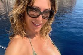 Forse anche sabrina salerno si è lasciata trasportare dall'ultima moda del web, perché l'ultimo post sul suo profilo instagram rispetta le regole del gioco. Sabrina Salerno Stupisce Tutti Ecco Dove Cerca La Verita