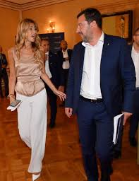 35.682 beğenme · 11.625 kişi bunun hakkında konuşuyor. Annalisa Chirico E Matteo Salvini Foto Di Bacco 1 Dago Fotogallery