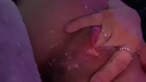 Je doigte ma chatte jusqu’à ce que je gicle partout VIDEO COMPLÈTE SUR MON  OF