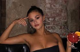 Selena gomez is rocking a short hairstyle. Selena Gomez Used Her Hair To Respond To The Fashion Designer Who Called Her So Ugly