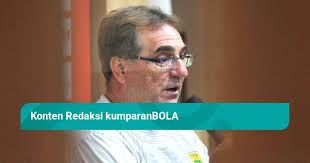 Pelatih Persib, Robert Rene Alberts, Marah Istrinya Dihina di Instagram