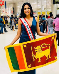 Sri lanka'da düzenlenen güzellik yarışmasında pushpika de silva'nın 1'inci olmasının ardından yarışmanın 2019 kazananı olan caroline jurie. Zbzfzpfarsoram