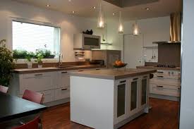 Ilot De Cuisine Aux Lampes Suspendues Cuisine Moderne Cuisine Americaine Ilot Cuisine