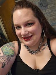 Thinking about growing your pallete collection? I love the 18 and 27 sizes.  Perfect to hold alot to have choices when traveling and everyday to hold  all your extras. Turn it up